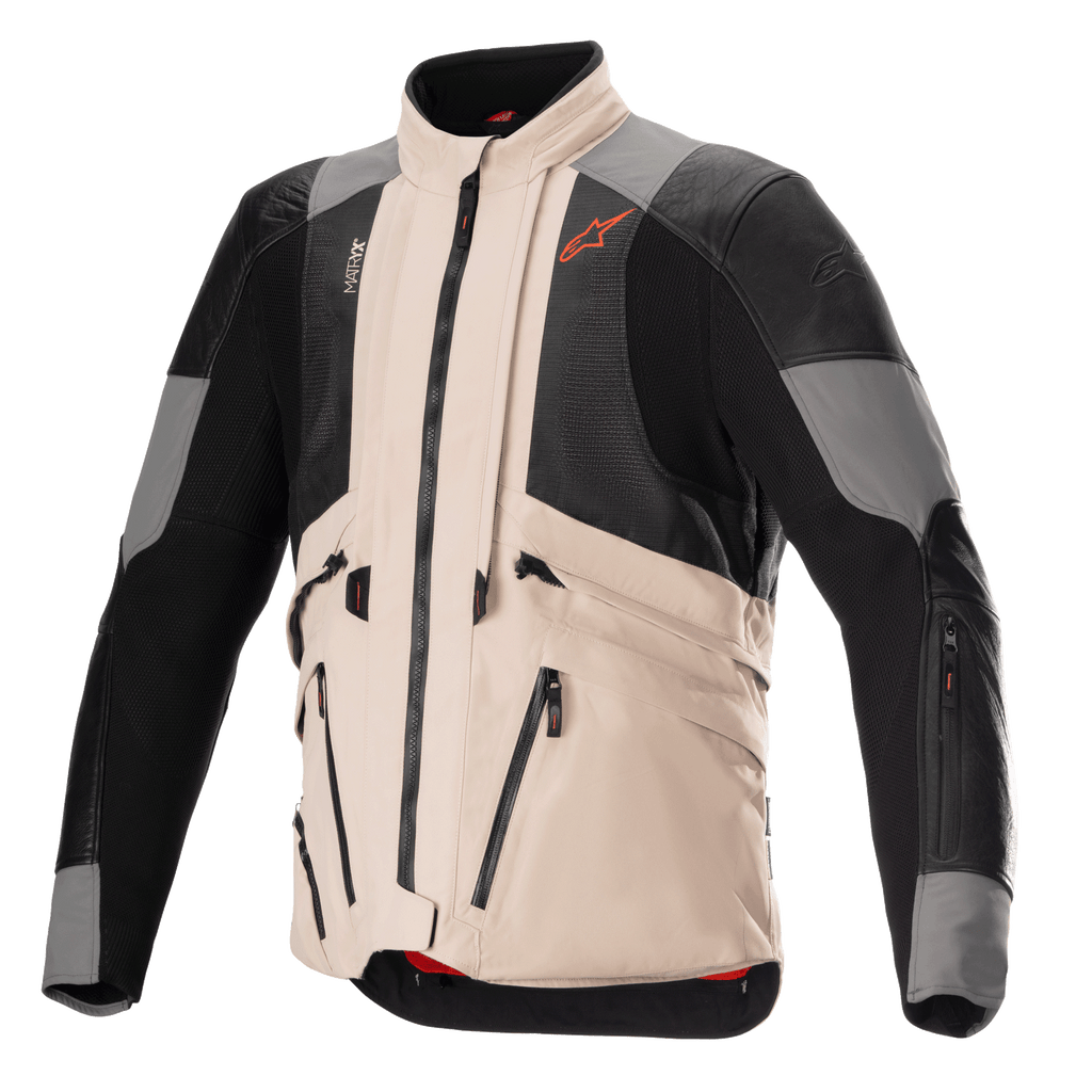 Alpinestars AMT-10R Drystar XF Jacke in Heat-Konfiguration, Adventure-Motorradjacke, Fur Gray und Pale Brown mit schwarzen Mesh-Einsätzen, modulares Design für maximale Luftzirkulation, mit mehreren praktischen Taschen und Alpinestars-Logo in Spicy Orange auf der Brust.