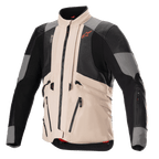 Alpinestars AMT-10R Drystar XF Jacke in Heat-Konfiguration, Adventure-Motorradjacke, Fur Gray und Pale Brown mit schwarzen Mesh-Einsätzen, modulares Design für maximale Luftzirkulation, mit mehreren praktischen Taschen und Alpinestars-Logo in Spicy Orange auf der Brust.