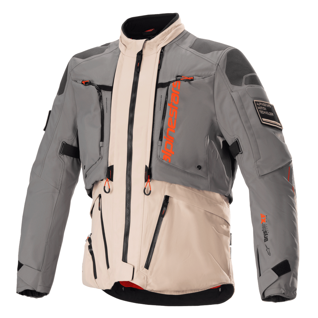 Alpinestars AMT-10R Drystar XF Jacke, Adventure-Touring-Motorradjacke, Pelzgrau und Hellbraun mit Akzenten in Spicy Orange, modulare Textilkonstruktion mit Front-Reißverschlüssen, verstärkte Schulter- und Ellenbogenpaneele, hoher Kragen, professionelle Motorradschutzausrüstung