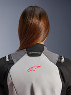 Alpinestars Stella Andes V4 Drystar Jacke, Damen Motorradjacke, Grau und Schwarz, Coral Fluo Rückenlogo, Detailansicht.