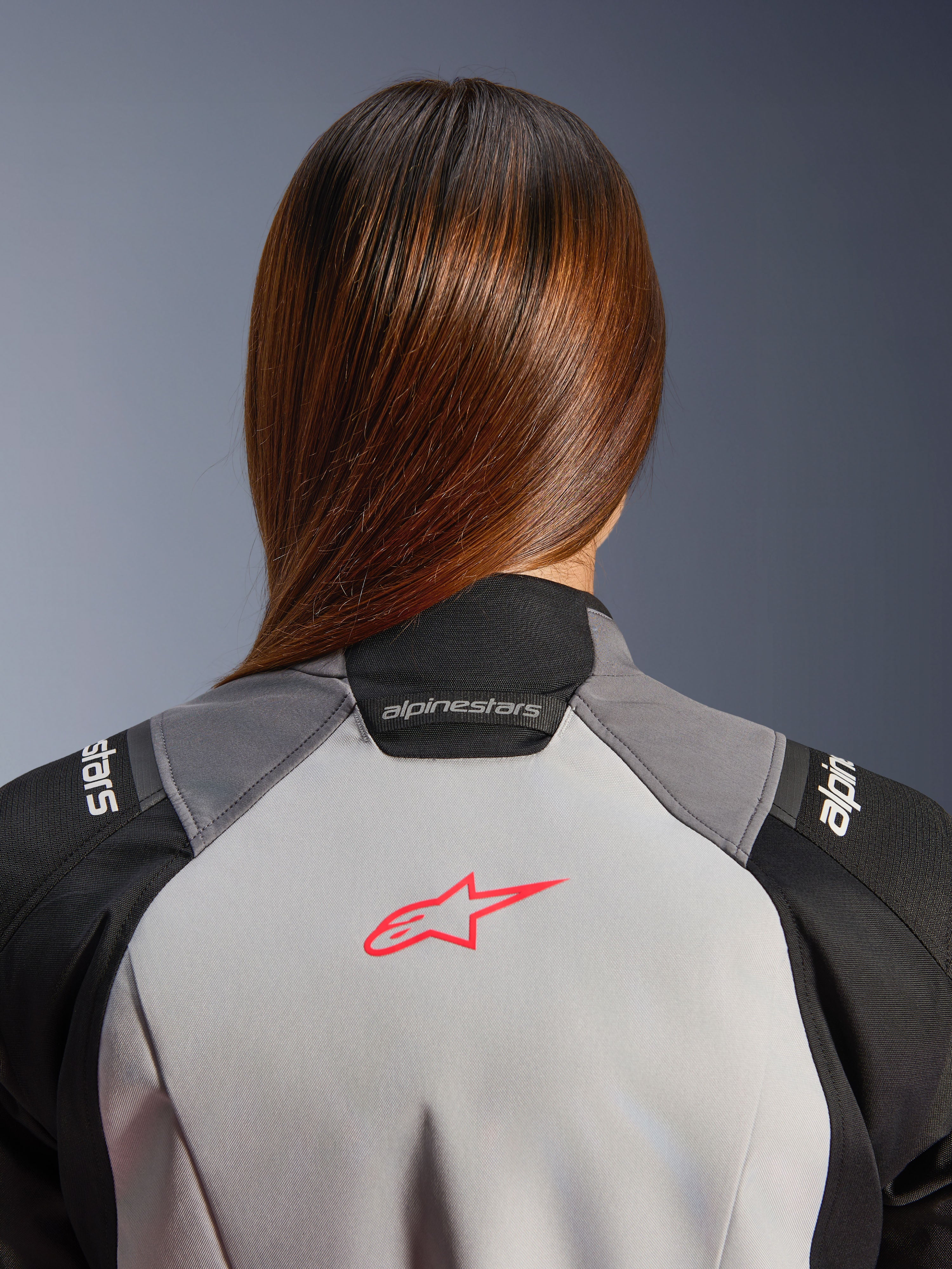 Alpinestars Stella Andes V4 Drystar Jacke, Damen Motorradjacke, Grau und Schwarz, Coral Fluo Rückenlogo, Detailansicht.