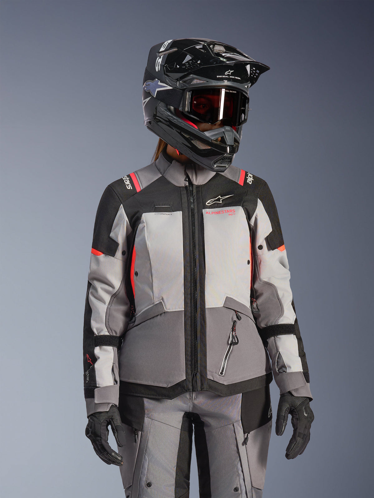 Alpinestars Stella Andes V4 Drystar® Jacke, wasserdichte Damen-Adventure-Touringjacke in Grau und Schwarz mit Koralle.