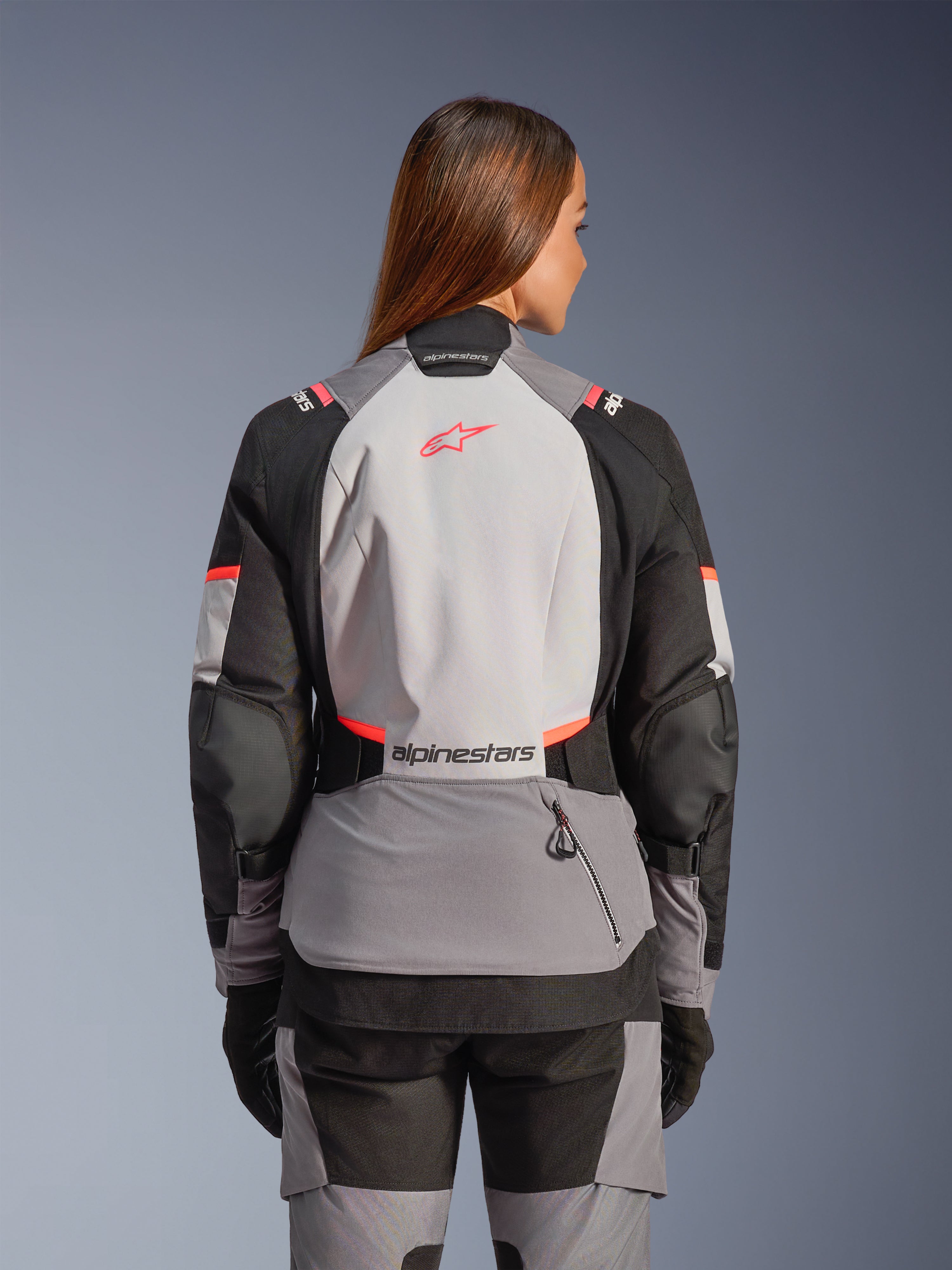Alpinestars Stella Andes V4 Drystar® Jacke, Damen-Adventure-Motorradjacke in Grau und Koralle, Rückansicht am Model.