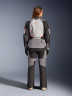 Alpinestars Stella Andes V4 Drystar® Jacke, Adventure Touring, Damen, Grau und Schwarz, Rückansicht am Model, Tech-Air® Ready.