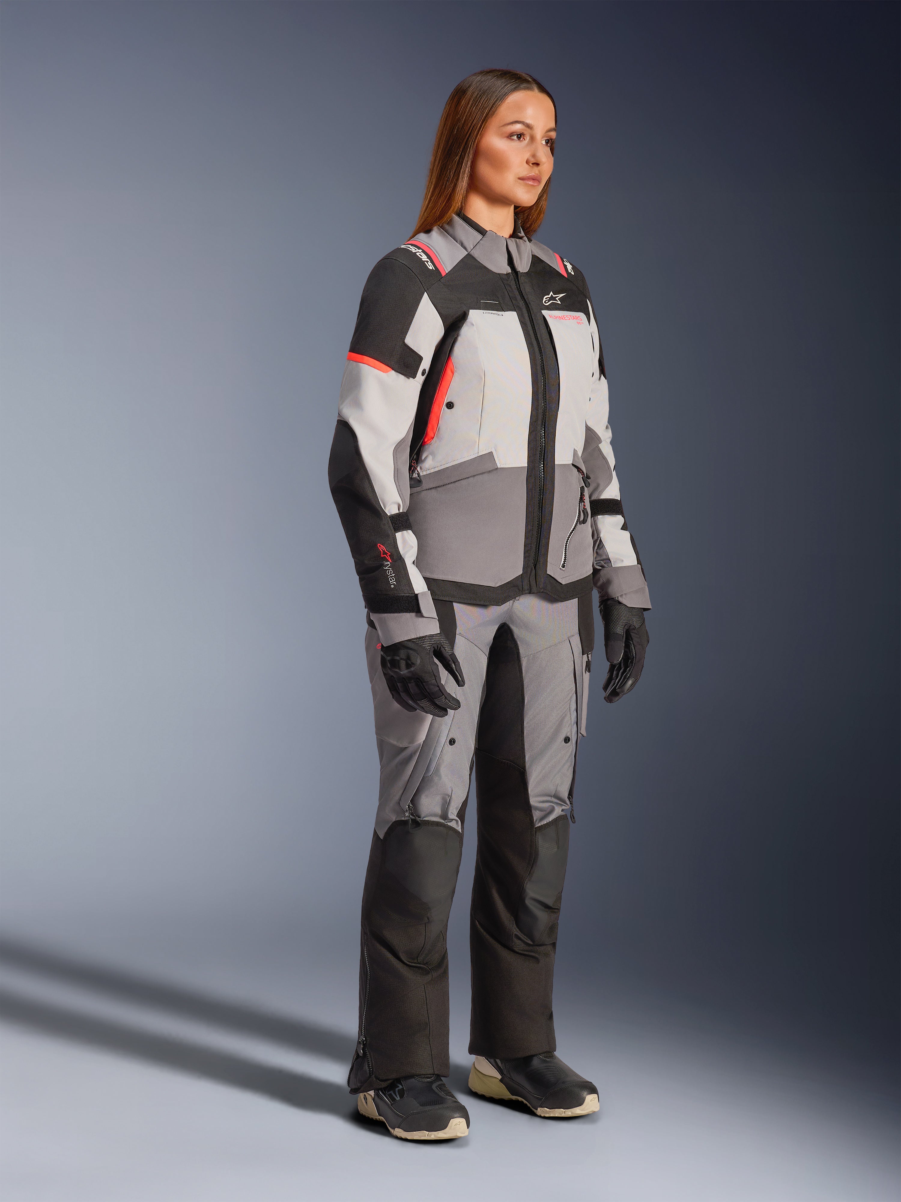Alpinestars Stella Andes V4 Drystar® Jacke, wasserdichte Damen-Motorradjacke in Grau und Schwarz, getragen von einem Model.
