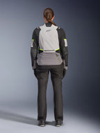 Alpinestars Stella Andes V4 Drystar® Jacke für Damen, Fahrerin in der Rückansicht, Eisgrau, Dunkelgrau und Schwarz mit gelben Fluo-Akzenten, mit einer großen Rückentasche und Alpinestars-Logo, kombiniert mit passender schwarzer Adventure-Hose, Allwetter-Motorrad-Tourenausrüstung