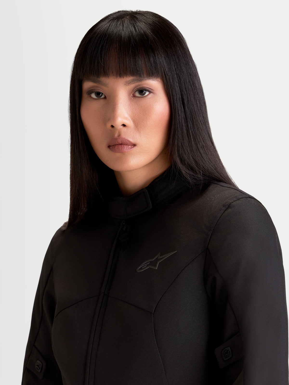 Alpinestars Stella C-1 Waterproof Jacke, Damen-Motorradjacke in Schwarz, Nahaufnahme des weichen Innenkragens und der Polyfabric-Konstruktion an einem Model