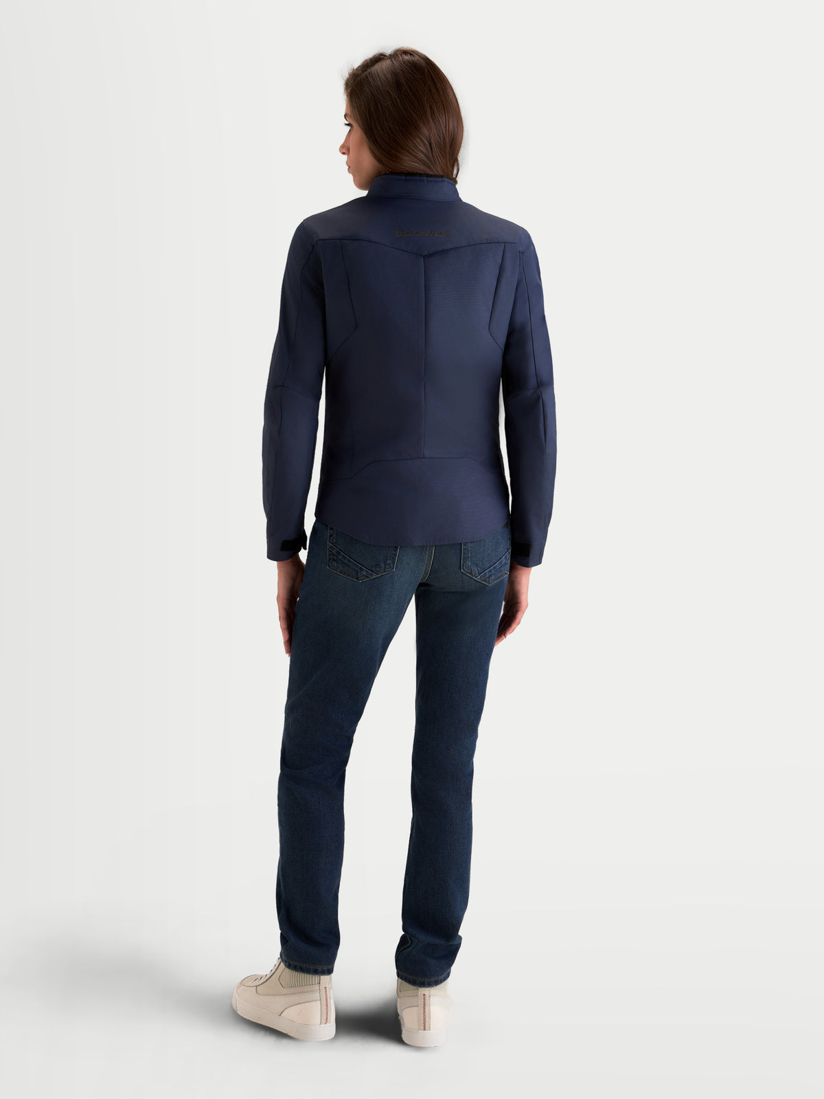 Alpinestars Stella C-1 Waterproof Jacke, urbane Damen-Motorradtextiljacke in Nachtblau, Rückansicht mit 3D-Rückenkonstruktion und wasserdichter Motorradbekleidung an Model