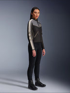 Alpinestars Stella T-Dyno WR Jacke, Textil-Motorradjacke für Damen, Schwarz, Dunkelgrau und Ecru, Vintage-inspiriertes Design mit cremefarbenen Ärmelstreifen und Stern-Logos, getragen mit schwarzer Hose und Motorradstiefeln, Heritage-inspirierte Urban-Riding-Ausrüstung