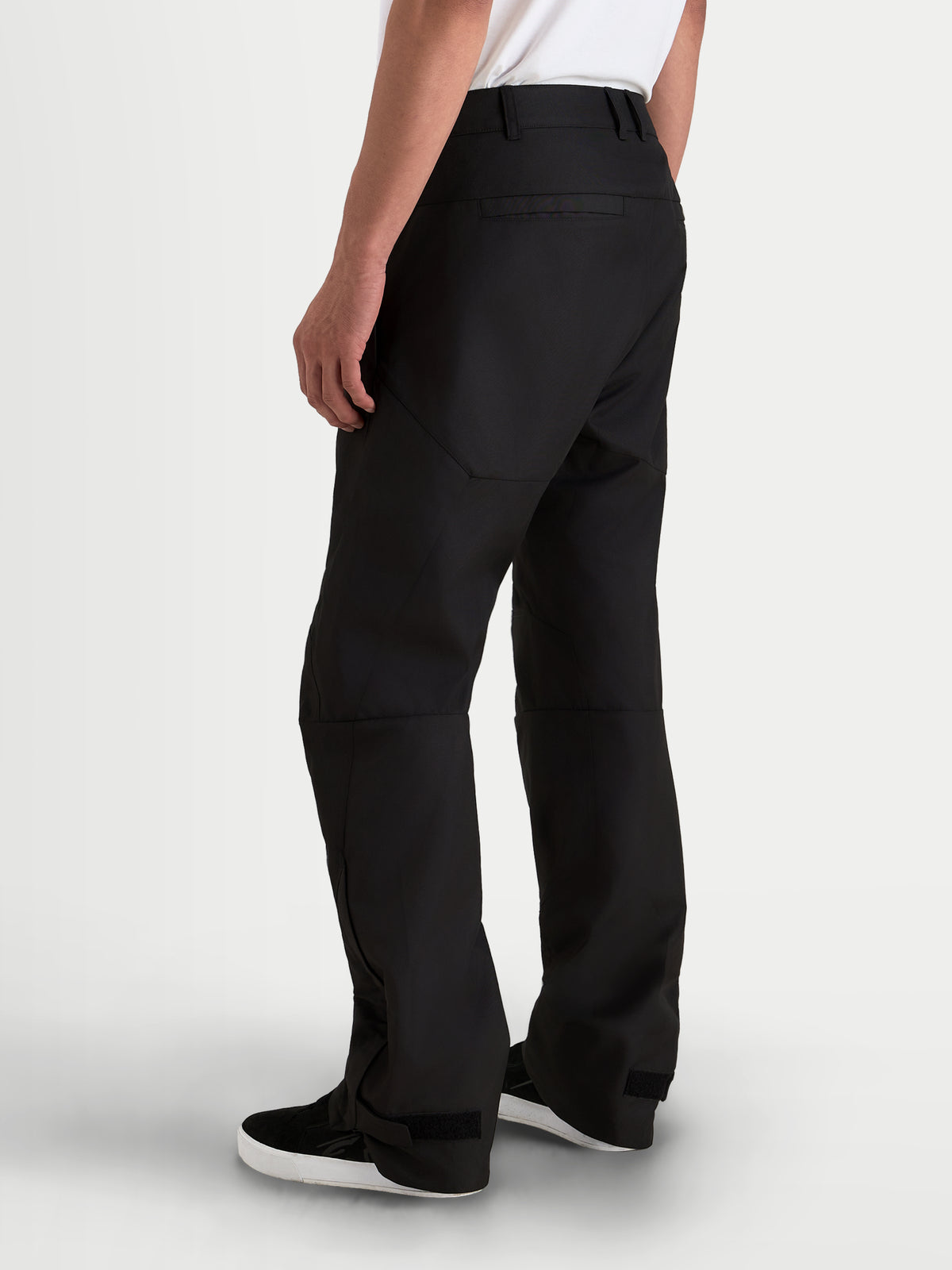 Alpinestars C-1 Waterproof Hose, Herren-Urban-Motorradhose in Schwarz, Dreiviertel-Rückansicht mit strapazierfähiger Polyfabric-Konstruktion und gerader Passform am Model