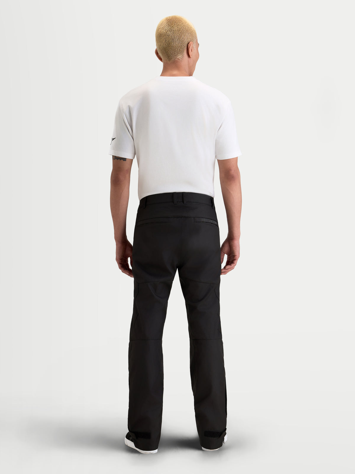 Alpinestars C 1 Waterproof Hose, urbane Herren-Motorradhose in Schwarz, Rückansicht an einem Model mit weißem T-Shirt und wasserdichter Textilausrüstung