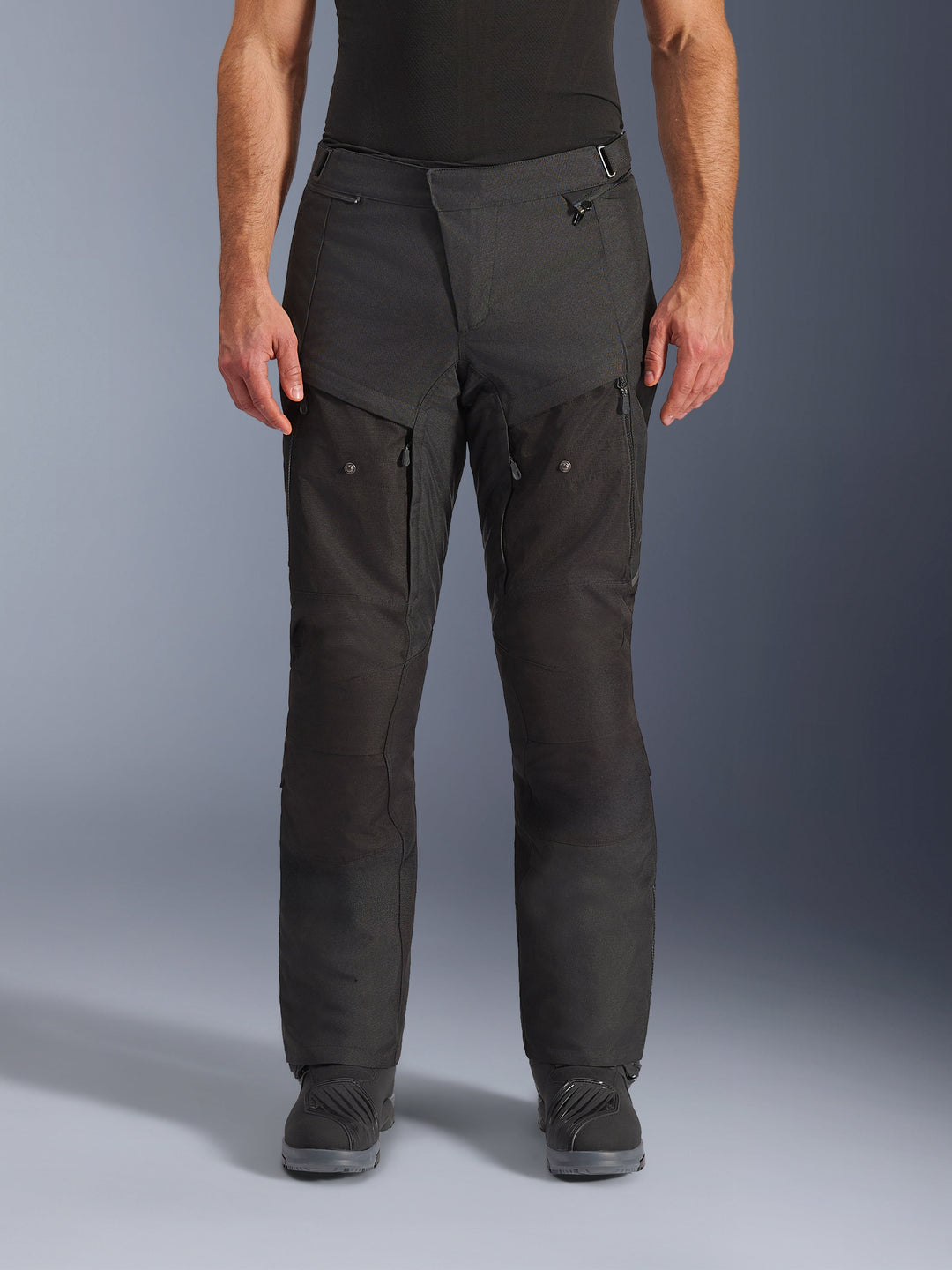 Alpinestars Cusco Drystar® Hose, Adventure-Motorradhose, Schwarz, Vorderansicht, mit Oberschenkelbelüftung mit Reißverschluss und verstellbarem Bund, strapazierfähige Ripstop- und 600D-Textilkonstruktion, getragen mit schwarzen Stiefeln