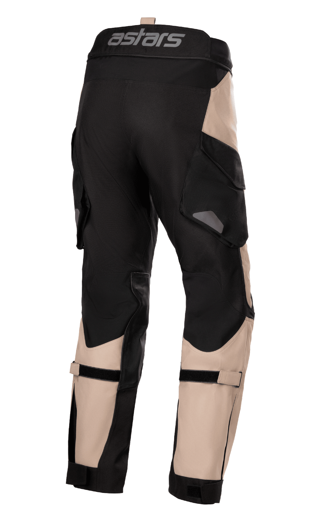 Alpinestars Halo Drystar® Hose, Adventure-Tourenhose, Dunkles Khaki und Schwarz, Rückansicht mit „astars“-Branding am Hosenbund, großen Cargotaschen und verstellbaren Wadenriemen, strapazierfähiges Textildesign für das Motorradfahren zu allen Jahreszeiten