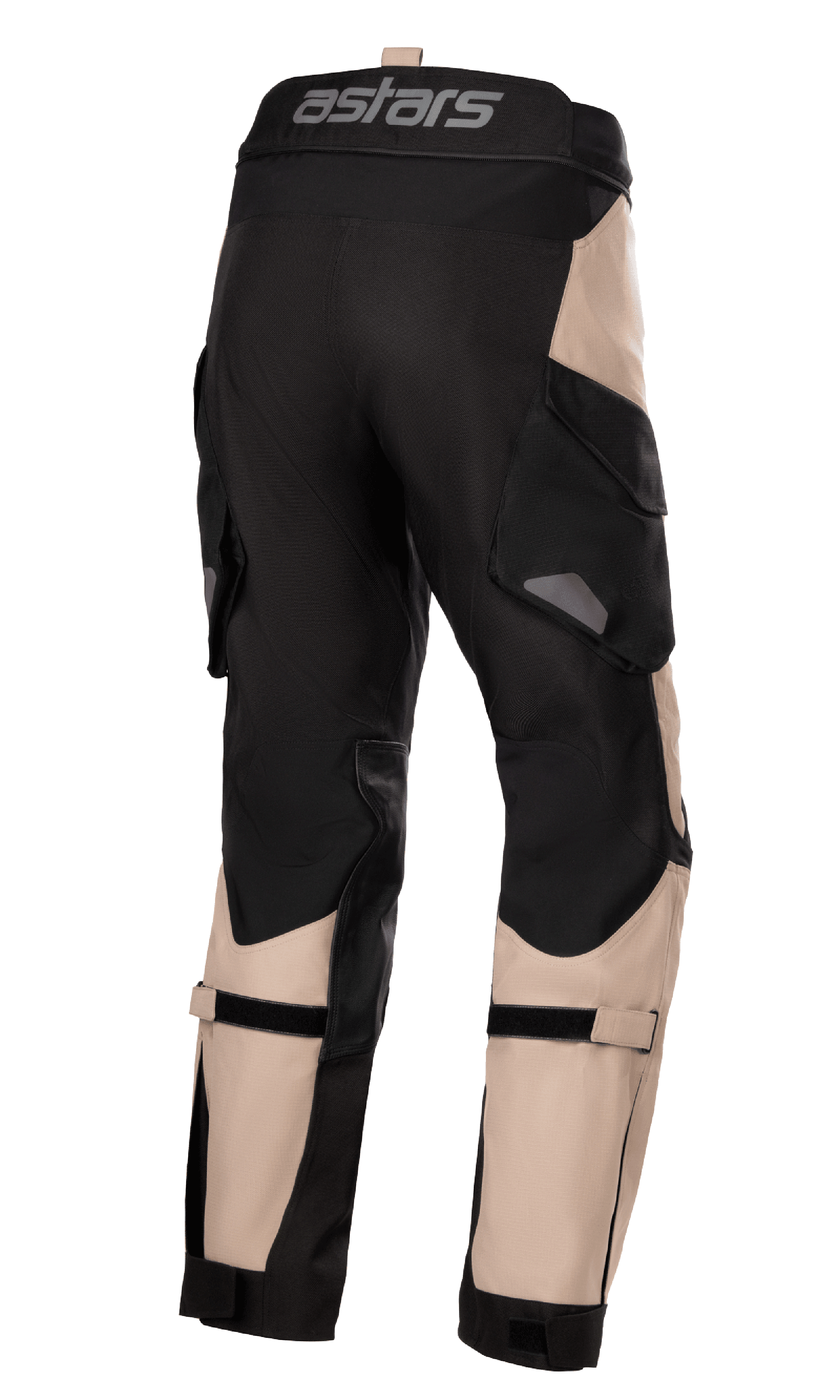 Alpinestars Halo Drystar® Hose, Adventure-Tourenhose, Dunkles Khaki und Schwarz, Rückansicht mit „astars“-Branding am Hosenbund, großen Cargotaschen und verstellbaren Wadenriemen, strapazierfähiges Textildesign für das Motorradfahren zu allen Jahreszeiten