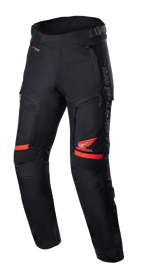 Honda Bogota' Pro Drystar® Hose, Motorrad-Tourenhose, Schwarz und Rot, mit rotem Honda-Flügel-Logo auf dem Oberschenkel, Akkordeon-Stretch-Einsätzen an den Knien, technischer Textilkonstruktion, verstellbaren Taillenriemen und Alpinestars-Branding