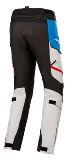 Alpinestars Honda Andes V3 Drystar® Hose, Textil-Motorradhose, Eisgrau mit blauen und leuchtend roten Akzenten, Rückansicht mit schwarzen verstärkten Einsätzen, verstellbaren Wadenriemen und Taillen-Verbindungsreißverschluss.