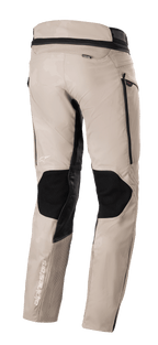 Alpinestars AMT-10LAB Drystar® XF Hose, Aluminum Camo Adventure-Tourenhose, Rückansicht mit schwarzen Schutzpaneelen, MATRYX®-Branding und weißen Alpinestars-Logos auf einem Multi-Material-Chassis.