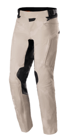 Alpinestars AMT-10LAB Drystar® XF Hose, Adventure-Motorradhose, Aluminum Camo, hellgraues Camouflage-Muster mit schwarzen Verstärkungspanälen an den Knien und Oberschenkelinnenseiten, technische Textilkonstruktion mit verstellbarem Bund und Drystar-Branding am Unterschenkel