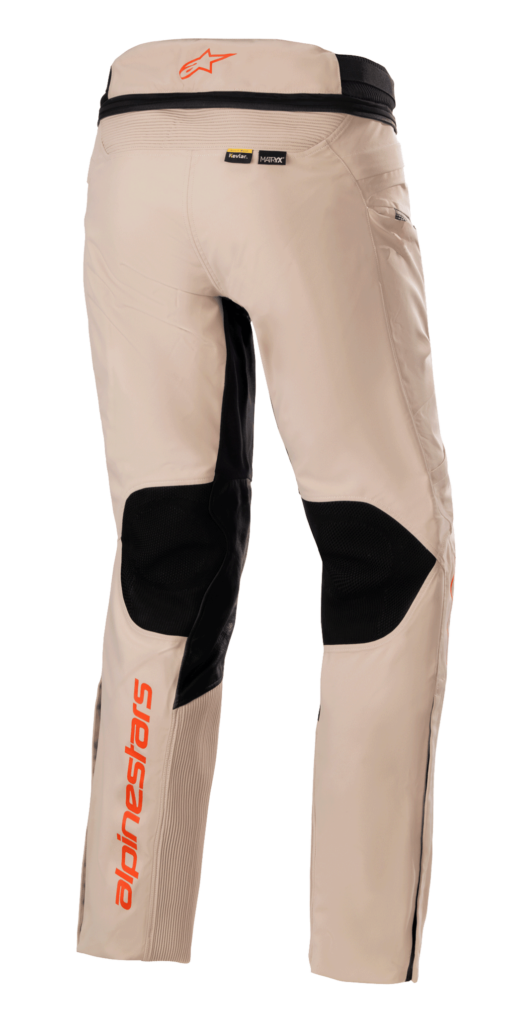 Alpinestars AMT-10R Drystar® XF Hose, Adventure-Tourenhose, Hellbraun, Rückansicht mit großen schwarzen Mesh-Einsätzen an den Kniekehlen, orangefarbenen Alpinestars-Logos am Bund und am Unterschenkel sowie Kevlar- und MATRYX-Materialbranding.