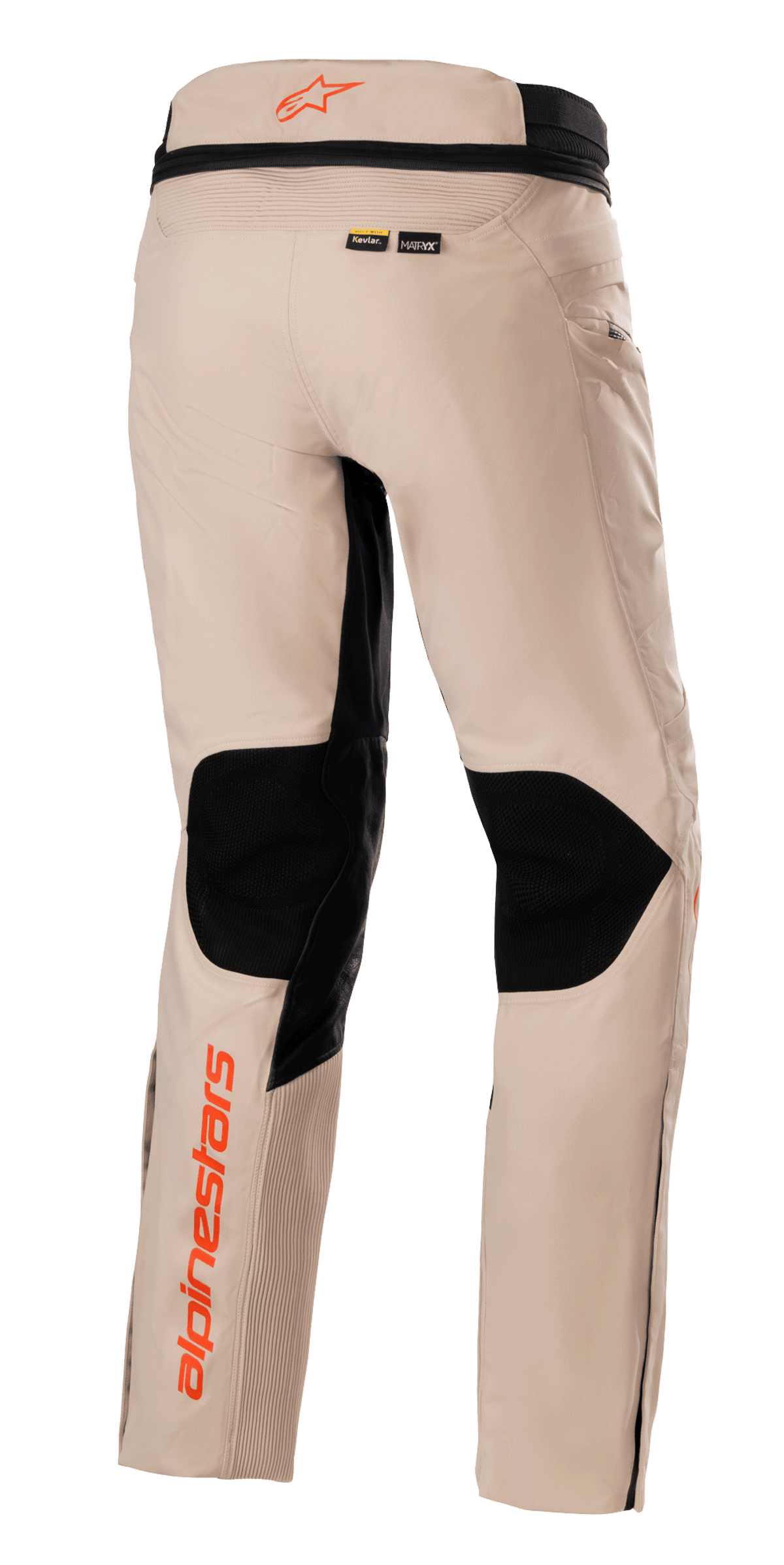 Alpinestars AMT-10R Drystar® XF Hose, Adventure-Tourenhose, Hellbraun, Rückansicht mit großen schwarzen Mesh-Einsätzen an den Kniekehlen, orangefarbenen Alpinestars-Logos am Bund und am Unterschenkel sowie Kevlar- und MATRYX-Materialbranding.