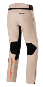 Alpinestars AMT-10R Drystar® XF Hose, Adventure-Tourenhose, Hellbraun, Rückansicht mit großen schwarzen Mesh-Einsätzen an den Kniekehlen, orangefarbenen Alpinestars-Logos am Bund und am Unterschenkel sowie Kevlar- und MATRYX-Materialbranding.