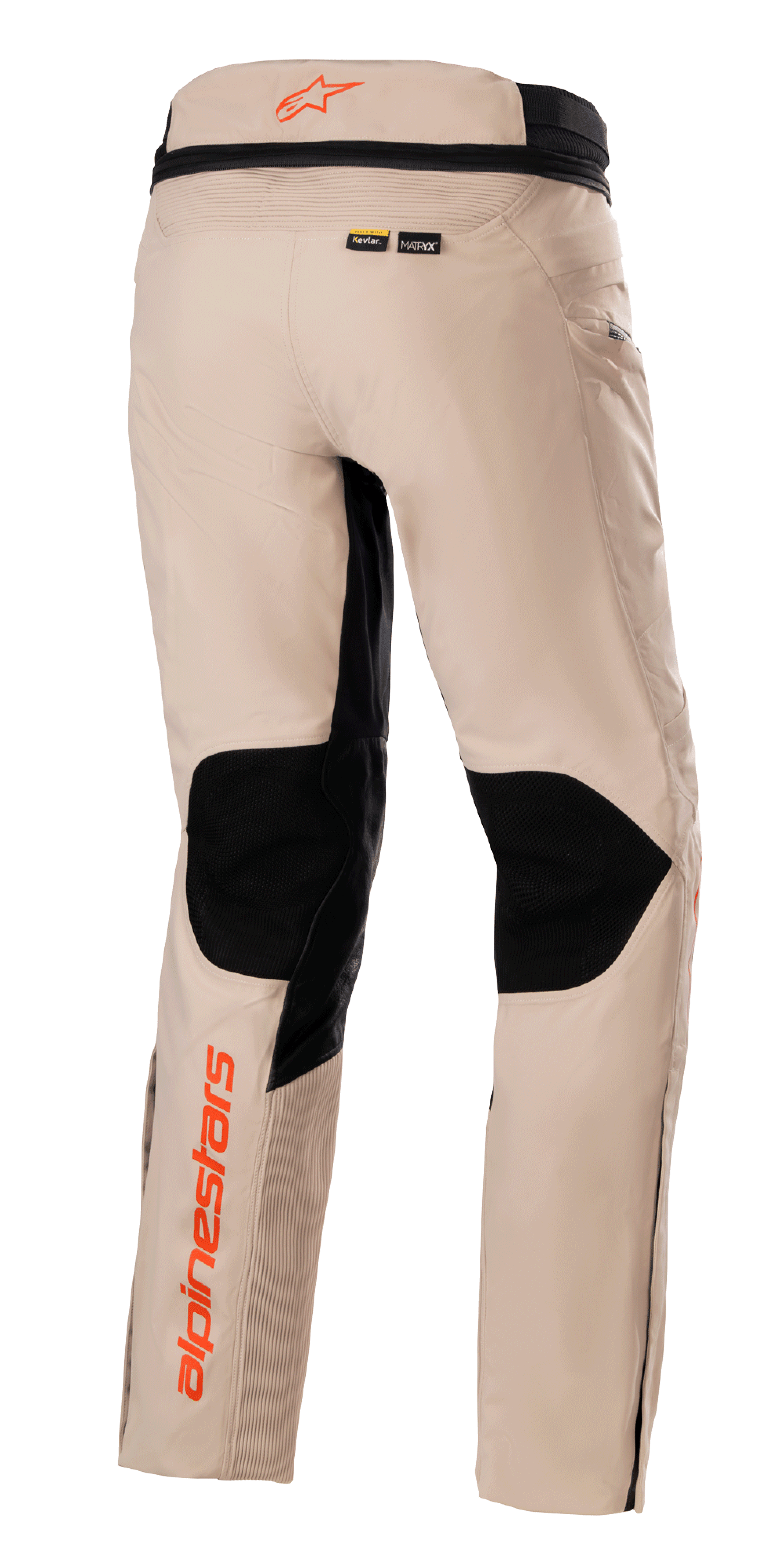 Alpinestars AMT-10R Drystar® XF Hose, Adventure-Tourenhose, Hellbraun, Rückansicht mit großen schwarzen Mesh-Einsätzen an den Kniekehlen, orangefarbenen Alpinestars-Logos am Bund und am Unterschenkel sowie Kevlar- und MATRYX-Materialbranding.