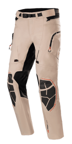 Alpinestars AMT-10R Drystar Xf Hose, Motorrad-Adventure-Touringhose, Hellbraun mit schwarzen und orangefarbenen Akzenten, wasserdichte atmungsaktive Konstruktion, verstärkte Superfabric-Kniepolster, verstellbarer Taillengürtel, Reißverschlusstaschen, Stretcheinsätze für Flexibilität