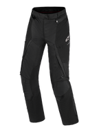 Alpinestars Stella Andes V4 Drystar® Hose, Damen-Adventure-Motorradhose, Schwarz, Vorderansicht zeigt technische Textilkonstruktion, weißes Alpinestars-Logo auf dem linken Oberschenkel, Cargotaschen und Belüftungsreißverschlüsse, strapazierfähige Allwetter-Fahrausrüstung