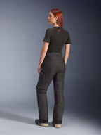 Alpinestars Stella Andes V4 Drystar® Hose, Schwarz, Adventure-Motorradhose in der Seiten- und Rückansicht an einem Model, kombiniert mit einem schwarzen T-Shirt und Stiefeln, mit seitlichen Cargo-Taschen mit weißem Logo-Branding und strapazierfähiger Textilkonstruktion.