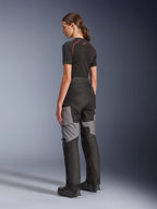 Stella Andes V4 Drystar® Hose für Damen, Motorrad-Adventure-Tourenhose, Schwarz und Dunkelgrau, Rück- und Seitenansicht am Model, mit strapazierfähiger Textilkonstruktion, grauen Verstärkungseinsätzen und einer speziell auf Fahrerinnen zugeschnittenen Passform.
