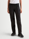 Alpinestars Stella C 1 Waterproof Hose, urbane Damen-Motorradhose in Schwarz, aus gerader Textilkonstruktion mit ergonomischem Kniebereich, getragen von einem Model