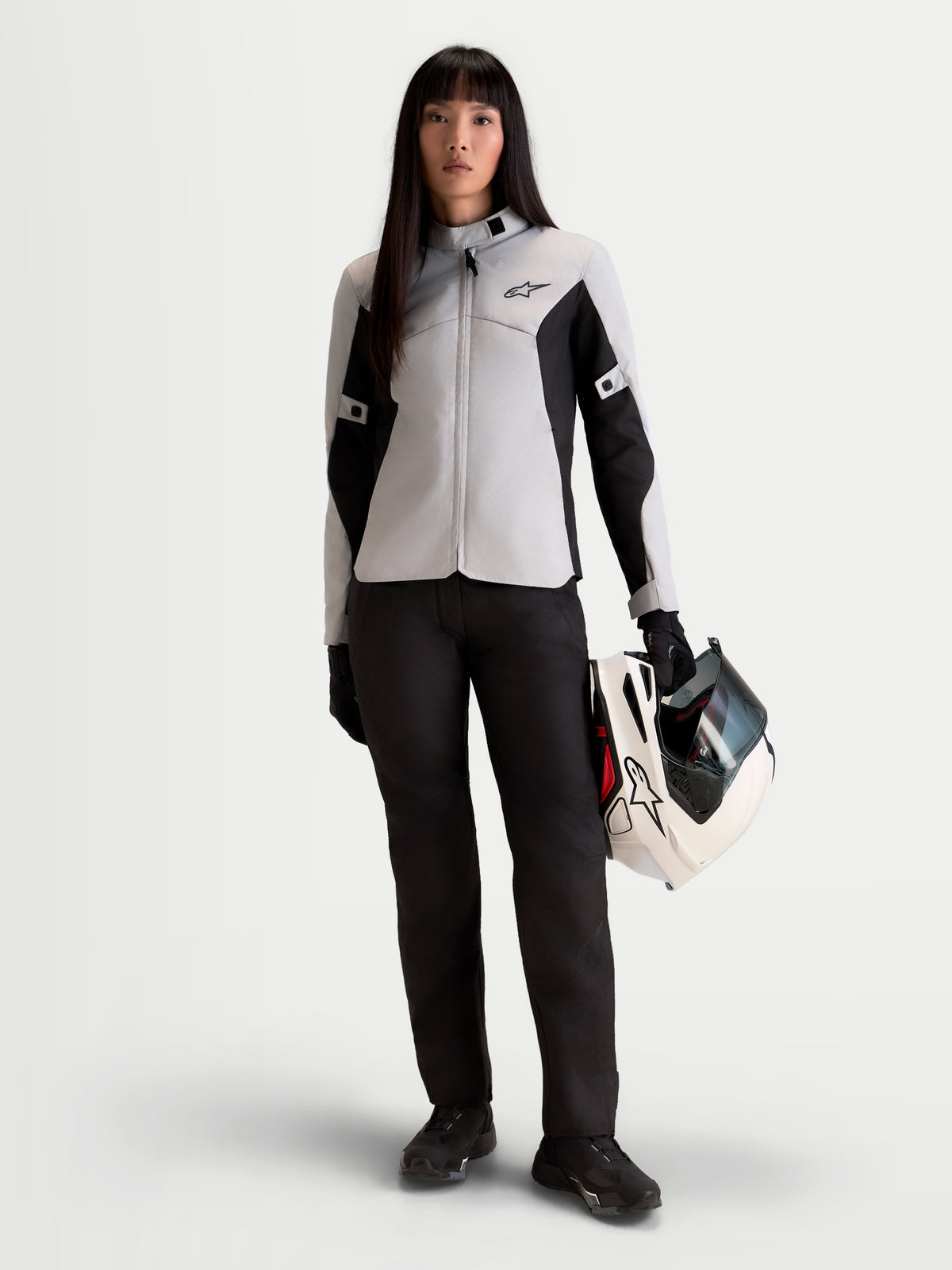 Alpinestars Stella C-1 Waterproof Hose, urbane Damen-Motorradhose in Schwarz, Vorderansicht am Model mit passender Jacke und Helm, wasserdichte Schutzausrüstung