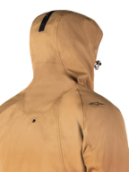Alpinestars Morush Wasserdichter Parka, Utility Brown, Nahaufnahme von Rücken und Kapuze, mit kleinem schwarzem Stern-Logo auf der Schulter und Druckknopf zur Kapuzenfixierung, wasserdichte urbane Motorradjacke