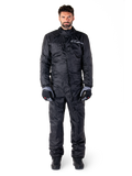 Alpinestars Hurricane Rain V2 Anzug, Ganzkörper-Motorrad-Regenanzug in Schwarz, wasserdichte Schutzausrüstung mit hohem Kragen und Front-Sturmverschluss, weißes Logo auf der Brust, getragen mit schwarz-grauen Handschuhen und Stiefeln
