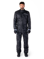 Alpinestars Hurricane Rain V2 Anzug, Ganzkörper-Motorrad-Regenanzug in Schwarz, wasserdichte Schutzausrüstung mit hohem Kragen und Front-Sturmverschluss, weißes Logo auf der Brust, getragen mit schwarz-grauen Handschuhen und Stiefeln