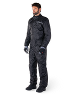 Alpinestars Hurricane Rain V2 Anzug, Schwarz, einteiliger wasserdichter Motorrad-Regenanzug, getragen mit Handschuhen und Stiefeln, mit reflektierendem Alpinestars-Branding auf der Brust, leichtes Design für Schutz bei nassem Wetter