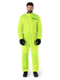 Alpinestars Hurricane Rain V2 Anzug, Motorrad-Regenanzug, Gelb Fluo, männliches Model in Ganzkörperschutz mit schwarzen Handschuhen und Stiefeln, hochgeschlossener Kragen mit vorderer Windschutzleiste, reflektierendes Logo auf der Brust, gut sichtbare wasserdichte Ausrüstung