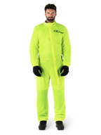 Alpinestars Hurricane Rain V2 Anzug, Motorrad-Regenanzug, Gelb Fluo, männliches Model in Ganzkörperschutz mit schwarzen Handschuhen und Stiefeln, hochgeschlossener Kragen mit vorderer Windschutzleiste, reflektierendes Logo auf der Brust, gut sichtbare wasserdichte Ausrüstung