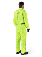 Alpinestars Hurricane Rain V2 Anzug, Gelb Fluo, Rückansicht eines Fahrers in einem einteiligen Motorrad-Regenanzug, mit schwarzem Alpinestars-Logo auf dem Rücken, schwarzem Hüftgurt und reflektierenden Streifen an den Unterschenkeln, getragen mit schwarzen Handschuhen und Stiefeln