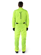Alpinestars Hurricane Rain V2 Anzug, einteiliger Motorrad-Regenanzug, Gelb Fluo, Rückansicht mit vertikalem schwarzem Alpinestars-Branding, elastischer Bund und Ärmelbündchen, getragen mit schwarzen Handschuhen und Stiefeln, wasserdichte und windabweisende Fahrausrüstung