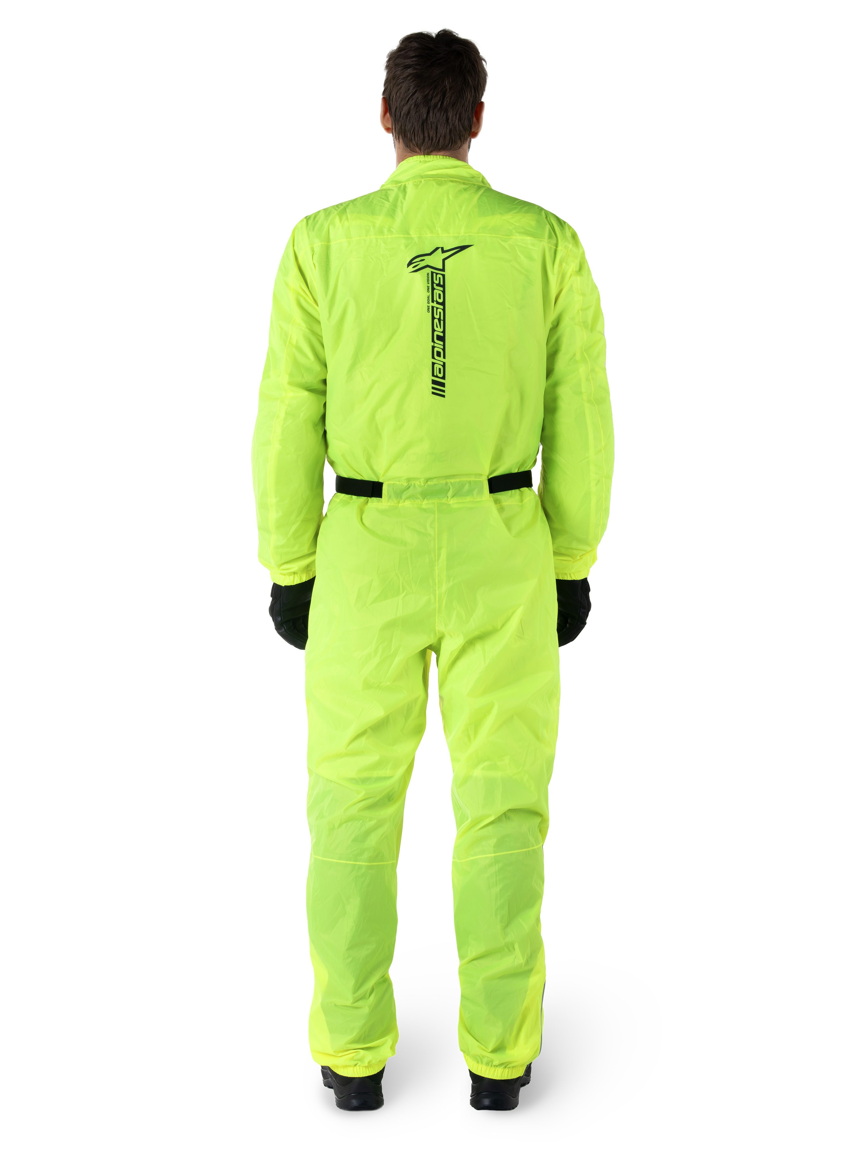 Alpinestars Hurricane Rain V2 Anzug, einteiliger Motorrad-Regenanzug, Gelb Fluo, Rückansicht mit vertikalem schwarzem Alpinestars-Branding, elastischer Bund und Ärmelbündchen, getragen mit schwarzen Handschuhen und Stiefeln, wasserdichte und windabweisende Fahrausrüstung