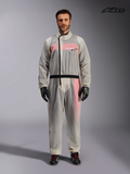 Alpinestars Kart Regenanzug, transparenter Regenkombi für Herren, Vorderansicht am Model mit asymmetrischem Reißverschluss und elastischem Bund