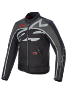 Alpinestars Axton Jacke, Motorradjacke, Schwarz Anthrazit Rot Tangerine, mit großem grauem umlaufendem Logo auf der Brust, roten Marken-Aufnähern, Textil- und Lederkonstruktion, Vintage-Rennsport-inspiriertes Design für Stadt- und Straßenfahrten