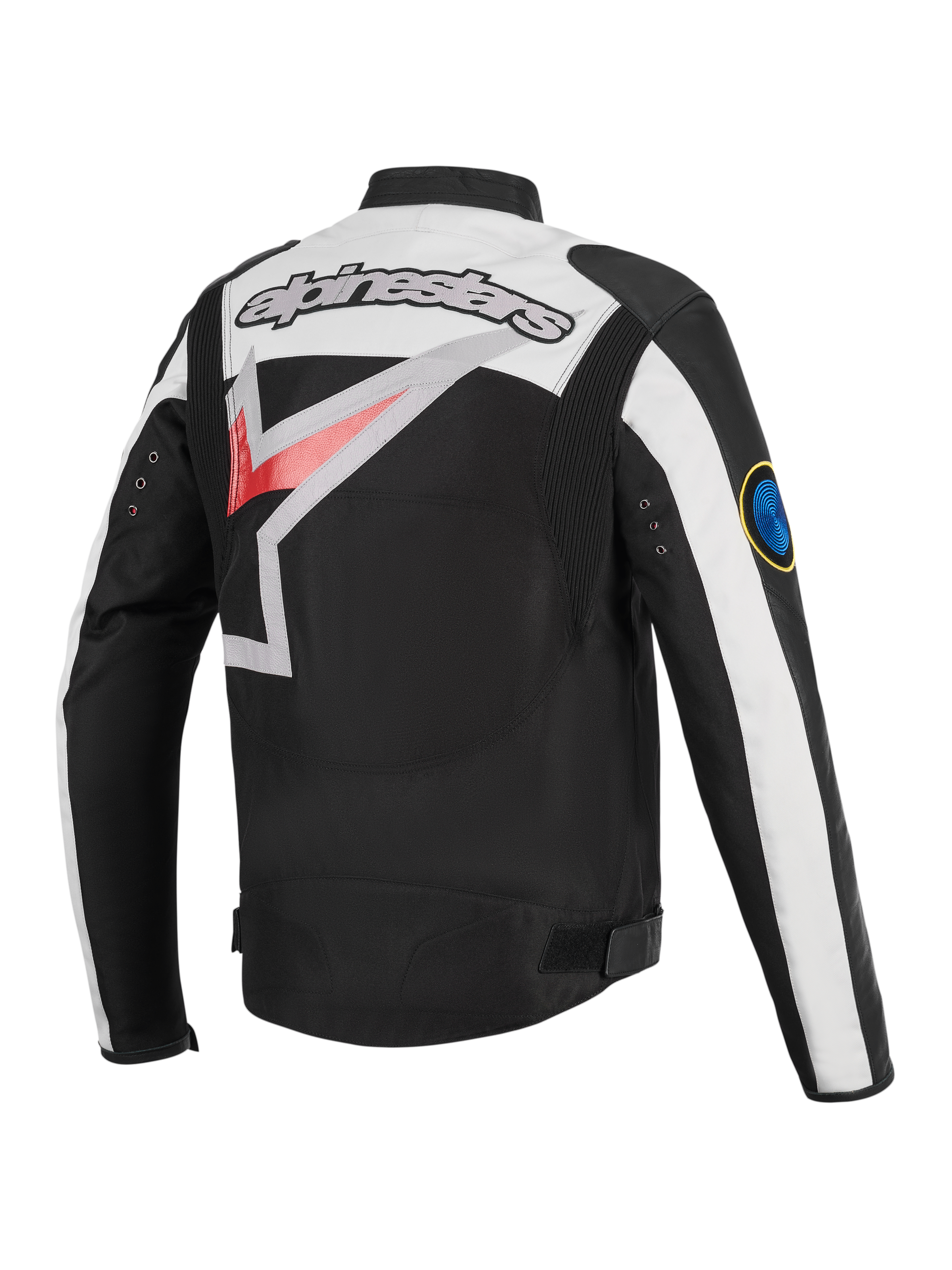 Alpinestars Axton Jacke, Motorradjacke, Schwarz, Off-White und Bright Red, Rückansicht mit großem, umlaufendem Alpinestars-Logo, Akkordeon-Stretcheinsätzen an den Schultern und Metallösen-Details, Vintage-inspirierte Rennsport-Ästhetik.