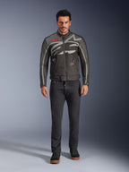 Alpinestars Axton Jacke, Motorradjacke, Schwarz Anthrazit Rot Tangerine, getragen von einem Model mit dunkler Hose, mit umlaufendem grauen Alpinestars-Logo, roten Markenaufnähern und wasserabweisender Textil-Außenschicht für urbane Straßenfahrten