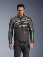 Alpinestars Axton Jacke, Urban-Motorradjacke für Herren, Schwarz und Anthrazit mit roten Akzenten, große umlaufende hellgraue Grafik, rote Logo-Patches auf Brust und Tasche, Frontreißverschluss und Reißverschluss-Manschetten, von Vintage-Rennsport inspiriertes Design für die Straße