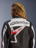 Alpinestars Axton Jacke, Motorradjacke, Schwarz, Off-White und Bright Red, Rückansicht mit großem besticktem Alpinestars-Logo und stilisierter Grafik, Akkordeon-Paneele an den Schultern für Bewegungsfreiheit, Vintage-inspiriertes Design mit Metallösen-Details