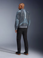 Alpinestars Flight Air Jacke, Motorradjacke in Storm Gray, Rückansicht, mit 3D-Mesh-Belüftungseinsätzen und vertikalem weißem Alpinestars-Branding, getragen mit schwarzer Hose und schwarzen Sneakern, urbaner Pendler-Stil