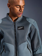 Alpinestars Flight Air Jacke, Storm Gray, Urbane Motorradjacke, mit 3D-Mesh-Paneelen und geripptem Kragen im Bomber-Stil, schwarzer Alpinestars Logo-Patch auf der Brust, technisches atmungsaktives Textil für Pendler bei heißem Wetter