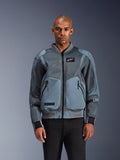 Alpinestars Flight Air Jacke, urbane Bomber-Motorradjacke, Storm Gray, mit 3D-Mesh-Belüftungseinsätzen und weißem Astars Logo-Aufnäher, getragen von einem männlichen Model mit schwarzer Hose, moderne urbane Fahrbekleidung